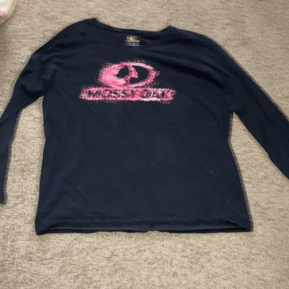 Long black sleeve ,mossy oak, hardly worn , fits like a large to a medium ,